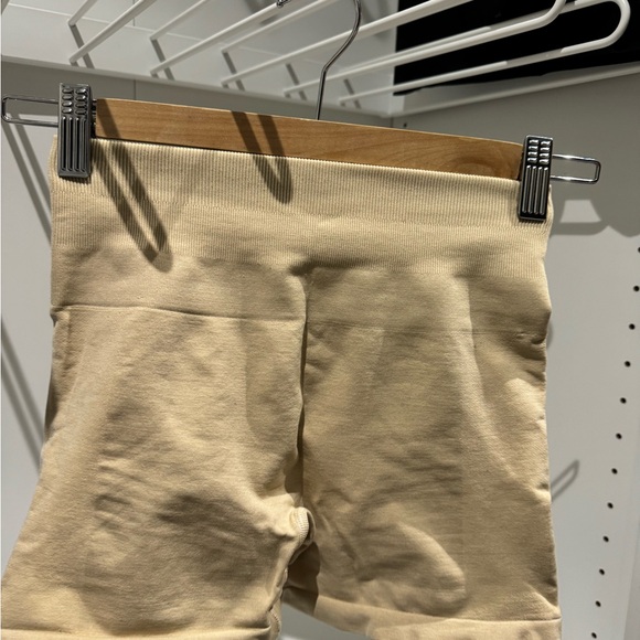 ALPHALETE AMPLIFY SHORTS 4.5 - Picture 2 of 2